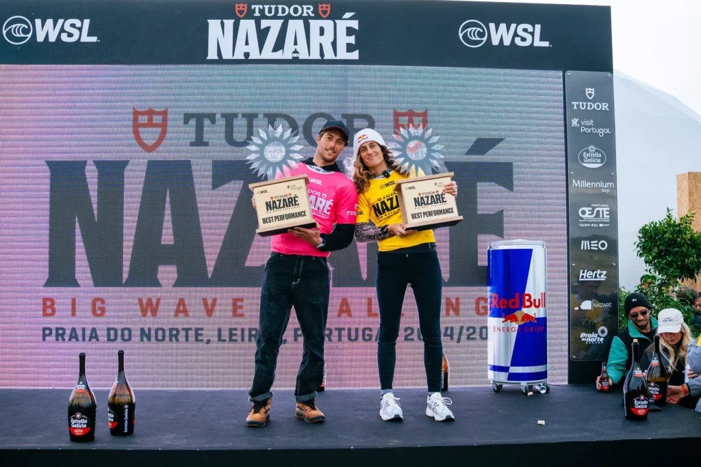 NAZARÉ, PORTUGAL - 18 DE FEVEREIRO: Justine Dupont da França e Clement Roseyro da França após vencerem o TUDOR NAZARÉ Big Wave Challenge em 18 de fevereiro de 2025, em Nazaré, Portugal. (Foto de Manel Gaeda/Liga Mundial de Surf)