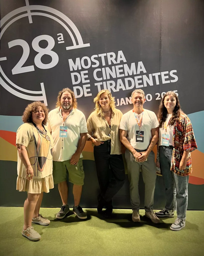 Desirée Portela, produtora executiva; Juliano De Paula, diretor e roteirista; Tatiana Perim, personagem do filme, diretora do Ekôa Park; Christiano Braga, supervisor de audiovisual e economia da Embratur e Bruna Steudel, diretora e roteirista, na 28ª Mostra de Cinema de Tiradentes. Créditos: Tatiana Perim