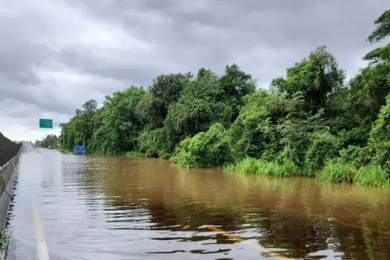 alexandra-matinhos__morretes rio na rodovia