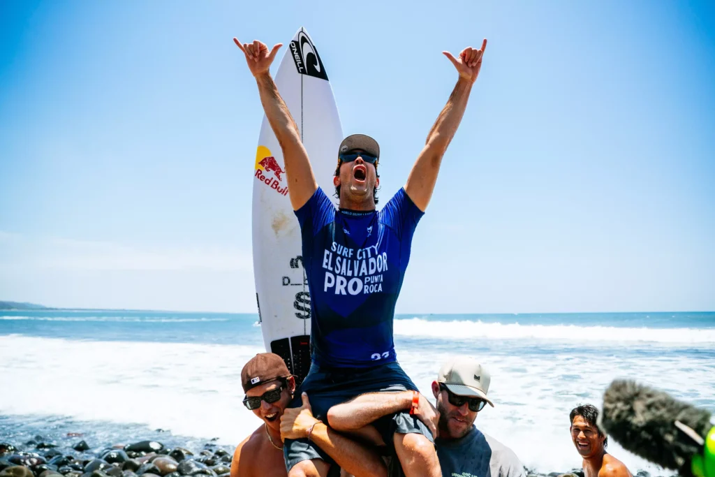 Surf City El Salvador Pro PUNTA ROCA, LA LIBERTAD, EL SALVADOR - 12 DE ABRIL: Jordy Smith da África do Sul após vencer a final no Surf City El Salvador Pro em 12 de abril de 2025 em Punta Roca, La Libertad, El Salvador. (Foto de Aaron Hughes/Liga Mundial de Surf)