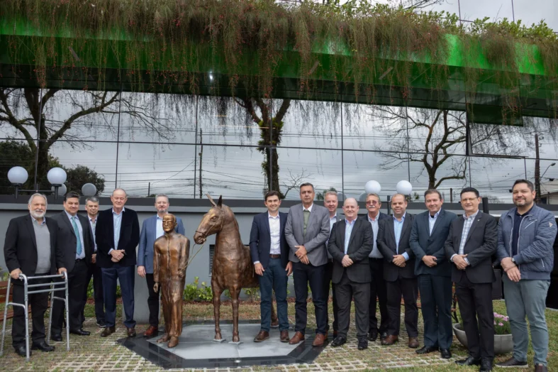 Membros do conselho da Central Sicredi PR/SP/RJ reunidos para a inauguração do monumento ao Padre Theodor AmstadCréditos: Rafael Danielewicz