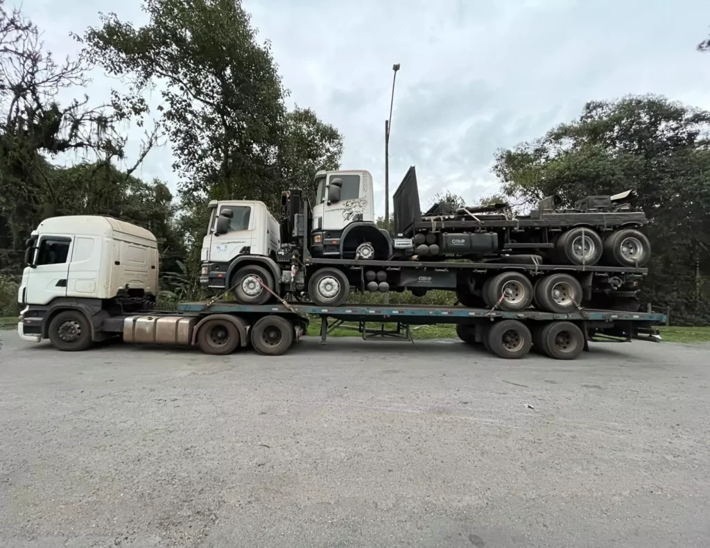 PRF intercepta caminhão paraguaio transportando veículos de forma irregular