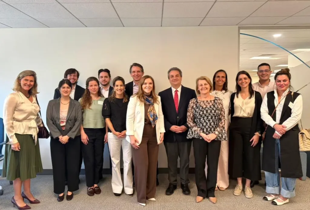 Márcia Huçulak e Leandre Dal Ponte com equipe do BID em Washington. (Foto: Divulgação.)