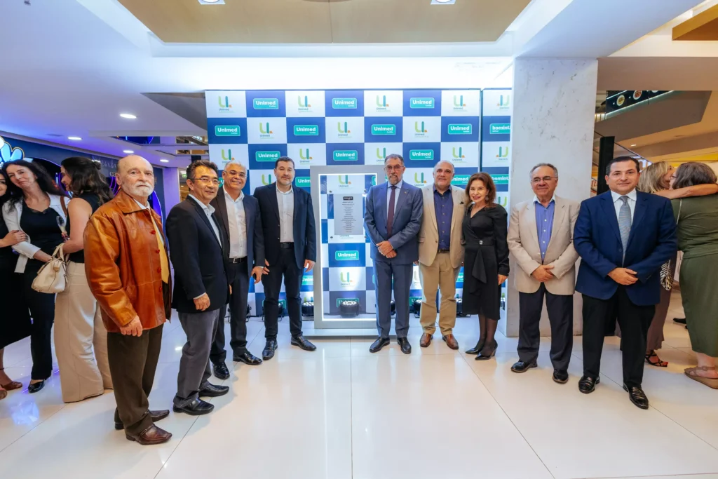 Os médicos cooperados Eduardo Schunemann, Celso Setogutte, Antonio Carlos de Farias, Felipe Pereira, Rached Hajar Traya, Wanderley Silva, Rosane Frecceiro, Marlus Volney e e Diego Augusto Malucelli Divulgação Unimed Curitiba