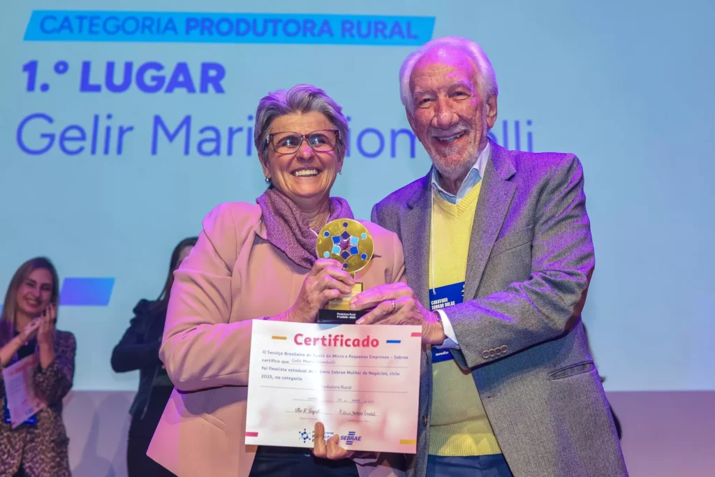 Inove. Dona Gelir recebeu o prêmio estadual do vice-governador do Paraná, Darci Piana.