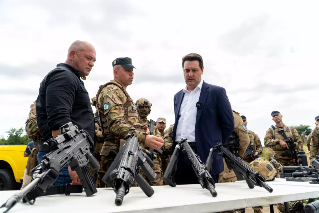 parana__ratinho e hudson olham armas