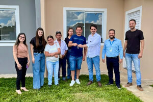 com-recursos-estaduais,-16-familias-de-irati-conquistam-a-casa-propria