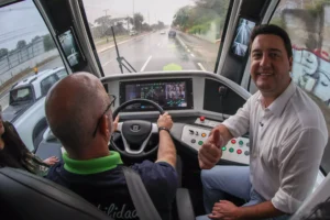 pinhais-bud governador na cabine