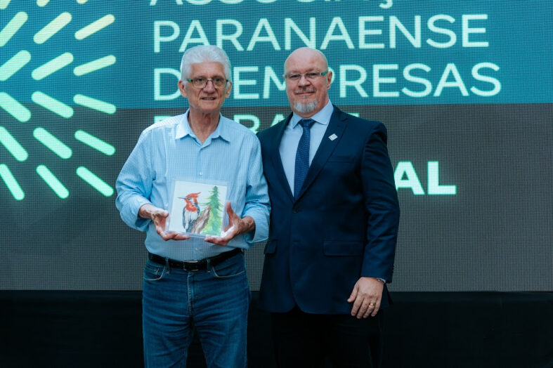 Secretário Norberto Ortigara é reconhecido com o Prêmio APRE Florestas Destaque 2025 Secretário estadual da Fazenda foi premiado por sua contribuição ao desenvolvimento da silvicultura Em seu jantar comemorativo de fim de ano, a Associação Paranaense de Empresas de Base Florestal (APRE Florestas) faz um reconhecimento especial a personalidades que contribuem para o setor florestal. Neste ano, o Prêmio Destaque 2025, entregue no último dia 28 de novembro, homenageou o secretário estadual da Fazenda, Norberto Ortigara, que também já ocupou o cargo de secretário estadual da Agricultura e Abastecimento de 2011 a 2023. Há mais de 40 anos, Ortigara se dedica ao desenvolvimento do agronegócio paranaense. Ao longo de sua carreira, consolidou o Paraná como referência nacional em produção agropecuária, sustentabilidade e inovação no campo. O presidente da APRE Florestas, Fabio Brun, afirma que a entidade mantém um diálogo aberto com diversos órgãos do poder público para que a atividade de silvicultura possa se desenvolver e gerar emprego e renda. “Nós reconhecemos em Ortigara um secretário de Estado que faz muito pelo Paraná e conhece os desafios do setor florestal e sua importância para o fortalecimento econômico e social do estado”, disse. Ao receber o prêmio, Ortigara agradeceu pela premiação e disse que sempre está trabalhando para o desenvolvimento da economia do Paraná. “Meu olhar está sempre voltado para o principal negócio do nosso estado, que é produzir alimentos e fibras, e vocês fazem parte dessa cadeia importantíssima, reconhecida nacional e internacionalmente, com ótimo desempenho e vantagens em relação a outras partes do mundo”, assinalou. Prêmio APRE Florestas de Jornalismo O evento também marcou a revelação dos vencedores do 3º Prêmio APRE de Jornalismo, dedicado a premiar as melhores reportagens produzidas em 2025 sobre o setor de florestas plantadas do Paraná. Jornalistas da RPC de Foz do Iguaçu, Jornal Bem Paraná e Rádio Banda B conquistaram os primeiros lugares nas categorias vídeo, texto e rádio, respectivamente. Criado em 2023, o prêmio é pioneiro no Brasil e inspira, desde então, iniciativas nacionais de valorização do jornalismo especializado. Em 2025, o tema central foi “Florestas Plantadas e Tecnologia”, destacando reportagens que exploraram inovação, sustentabilidade, manejo florestal, pesquisa científica, construção com madeira engenheirada e uso de ferramentas digitais no campo. O presidente da APRE Florestas, Fabio Brun, ressaltou que a imprensa exerce papel fundamental ao levar ao público informações relevantes sobre o setor florestal. “Agradeço aos jornalistas que dedicaram seu talento em prol do nosso setor. Através do Prêmio APRE de Jornalismo, consolidamos nosso reconhecimento a alguns dos melhores jornalistas que ajudam a escrever a nova história do Brasil”, apontou. Ao todo, foram mais de 40 trabalhos inscritos e 37 selecionados para avaliação, avaliados por um júri formado por especialistas do setor florestal, pesquisadores e profissionais de imprensa: Vitor Afonso Hoeflich, Fernando Geraldi, Ailson Loper, Marisa Valério e Antonio Senkovski. Além das premiações principais, a Embrapa Florestas concedeu sua tradicional Menção Honrosa à jornalista Miriam Gasparin, do portal miriangasparin.com.br – Economia & Negócios, pela reportagem “Drones e tecnologia revolucionam a silvicultura”, que abordou o uso crescente de drones em inventário, mapeamento, identificação de espécies, monitoramento de pragas e prevenção de incêndios, uma tecnologia já amplamente adotada pelas empresas paranaenses. Vencedores nas categorias Vídeo, Áudio e Texto Na categoria Vídeo, o 1º lugar ficou com a RPCTV de Foz do Iguaçu (PR), entregue ao jornalista Zito Terres. A reportagem vencedora, exibida na série Acesso Restrito, conduziu o público por todas as etapas da produção de papel e celulose no Paraná, com forte impacto visual e informativo. Além de Terres, a equipe vencedora é formada também por Franciele John, José Roberto Alves e Nestor Lichtenow. O 2º lugar foi concedido à Rede Massa com a série de reportagens intitulada “Pinus – O Tesouro Verde do Paraná”, que destacou o uso do CLT (Cross Laminated Timber), a força da madeira engenheirada e os avanços da genética florestal. O prêmio foi entregue ao jornalista Valdir Bezerra, de Ponta Grossa, cuja equipe é formada também por Adriana Justi, Angela Iurk Rosa, Rhuan Fellipe Cachel, Bruno Romualdo, Paulo Marques, Giulia Boiko da Costa Lopes e Ana Paula Ribeiro. O 3º lugar foi para a RIC RECORD Paraná com a reportagem que abordou a importância econômica da silvicultura e o peso do setor para o PIB do agro paranaense. Para receber o prêmio, subiram ao palco a repórter Anne Beckhauser e o repórter cinematográfico Clemar Malmann. A equipe também é formada por Grasiani Jacomini, Karina Bernardi, Rafaela Moron, Vanessa Fontanella e Jean Carlo Tschannerl. Na categoria Áudio, a grande vencedora foi a Rádio Banda B com a série de reportagem intitulada “Do machado à inteligência artificial”, que trouxe uma descrição histórica e tecnológica pelo setor florestal e toda sua evolução até os dias de hoje. As jornalistas Francielly Azevedo e Eliane Muiniki receberam o prêmio pela equipe, que também conta com o jornalista Antonio Nascimento. O 2º lugar foi para a RadioWeb, de Brasília. A jornalista Janaína Oliveira explorou a construção sustentável com madeira engenheirada, destacando o protagonismo do Paraná no tema. Já o 3º lugar ficou com a Rádio CBN Curitiba, em reportagem realizada pela jornalista Grasiani Jacomini, que analisou a reação do Paraná à crise das tarifas norte-americanas em 2025, mostrando como pesquisa e inovação estão moldando o futuro do setor. Na categoria Texto, o 1º lugar foi para o veículo Bem Paraná, em matéria assinada pelas jornalistas Lívia Berbel e Luísa Mainardes. A reportagem vencedora destacou como as casas de madeira e o CLT (Cross Laminated Timber) estão transformando o futuro das moradias sustentáveis no Paraná. O 2º lugar foi para a Revista Globo Rural, com reportagem da jornalista Carolina Mainardes. A matéria apresentou uma narrativa que percorre desde o manejo de florestas de pinus até a construção final com CLT, conectando campo, indústria e inovação. O 3º lugar ficou para o Jornal de Beltrão, com matéria do jornalista Niomar Pereira, que analisou o impacto de tecnologias como drones, inteligência artificial, sensores e realidade aumentada no manejo florestal e nos novos modelos de negócio. Sobre a APRE Florestas A Associação Paranaense de Empresas de Base Florestal (APRE Florestas) representa aproximadamente metade da área total de plantios comerciais no estado. As principais organizações de ensino e pesquisa formam o conselho científico da APRE, conferindo à entidade representatividade e embasamento técnico para o desenvolvimento das ações em prol do setor florestal. Desde 1968, sua atuação política apartidária faz da APRE a porta-voz do setor no diálogo com as esferas públicas, organizações setoriais, formadores de opinião e sociedade no desafio de promover e fortalecer ações produtivas do setor florestal paranaense. Mais informações em https://apreflorestas.com.br/ Secretário Norberto Ortigara é reconhecido com o Prêmio APRE Florestas Destaque 2025 Secretário estadual da Fazenda foi premiado por sua contribuição ao desenvolvimento da silvicultura Em seu jantar comemorativo de fim de ano, a Associação Paranaense de Empresas de Base Florestal (APRE Florestas) faz um reconhecimento especial a personalidades que contribuem para o setor florestal. Neste ano, o Prêmio Destaque 2025, entregue no último dia 28 de novembro, homenageou o secretário estadual da Fazenda, Norberto Ortigara, que também já ocupou o cargo de secretário estadual da Agricultura e Abastecimento de 2011 a 2023. Há mais de 40 anos, Ortigara se dedica ao desenvolvimento do agronegócio paranaense. Ao longo de sua carreira, consolidou o Paraná como referência nacional em produção agropecuária, sustentabilidade e inovação no campo. O presidente da APRE Florestas, Fabio Brun, afirma que a entidade mantém um diálogo aberto com diversos órgãos do poder público para que a atividade de silvicultura possa se desenvolver e gerar emprego e renda. “Nós reconhecemos em Ortigara um secretário de Estado que faz muito pelo Paraná e conhece os desafios do setor florestal e sua importância para o fortalecimento econômico e social do estado”, disse. Ao receber o prêmio, Ortigara agradeceu pela premiação e disse que sempre está trabalhando para o desenvolvimento da economia do Paraná. “Meu olhar está sempre voltado para o principal negócio do nosso estado, que é produzir alimentos e fibras, e vocês fazem parte dessa cadeia importantíssima, reconhecida nacional e internacionalmente, com ótimo desempenho e vantagens em relação a outras partes do mundo”, assinalou. Prêmio APRE Florestas de Jornalismo O evento também marcou a revelação dos vencedores do 3º Prêmio APRE de Jornalismo, dedicado a premiar as melhores reportagens produzidas em 2025 sobre o setor de florestas plantadas do Paraná. Jornalistas da RPC de Foz do Iguaçu, Jornal Bem Paraná e Rádio Banda B conquistaram os primeiros lugares nas categorias vídeo, texto e rádio, respectivamente. Criado em 2023, o prêmio é pioneiro no Brasil e inspira, desde então, iniciativas nacionais de valorização do jornalismo especializado. Em 2025, o tema central foi “Florestas Plantadas e Tecnologia”, destacando reportagens que exploraram inovação, sustentabilidade, manejo florestal, pesquisa científica, construção com madeira engenheirada e uso de ferramentas digitais no campo. O presidente da APRE Florestas, Fabio Brun, ressaltou que a imprensa exerce papel fundamental ao levar ao público informações relevantes sobre o setor florestal. “Agradeço aos jornalistas que dedicaram seu talento em prol do nosso setor. Através do Prêmio APRE de Jornalismo, consolidamos nosso reconhecimento a alguns dos melhores jornalistas que ajudam a escrever a nova história do Brasil”, apontou. Ao todo, foram mais de 40 trabalhos inscritos e 37 selecionados para avaliação, avaliados por um júri formado por especialistas do setor florestal, pesquisadores e profissionais de imprensa: Vitor Afonso Hoeflich, Fernando Geraldi, Ailson Loper, Marisa Valério e Antonio Senkovski. Além das premiações principais, a Embrapa Florestas concedeu sua tradicional Menção Honrosa à jornalista Miriam Gasparin, do portal miriangasparin.com.br – Economia & Negócios, pela reportagem “Drones e tecnologia revolucionam a silvicultura”, que abordou o uso crescente de drones em inventário, mapeamento, identificação de espécies, monitoramento de pragas e prevenção de incêndios, uma tecnologia já amplamente adotada pelas empresas paranaenses. Vencedores nas categorias Vídeo, Áudio e Texto Na categoria Vídeo, o 1º lugar ficou com a RPCTV de Foz do Iguaçu (PR), entregue ao jornalista Zito Terres. A reportagem vencedora, exibida na série Acesso Restrito, conduziu o público por todas as etapas da produção de papel e celulose no Paraná, com forte impacto visual e informativo. Além de Terres, a equipe vencedora é formada também por Franciele John, José Roberto Alves e Nestor Lichtenow. O 2º lugar foi concedido à Rede Massa com a série de reportagens intitulada “Pinus – O Tesouro Verde do Paraná”, que destacou o uso do CLT (Cross Laminated Timber), a força da madeira engenheirada e os avanços da genética florestal. O prêmio foi entregue ao jornalista Valdir Bezerra, de Ponta Grossa, cuja equipe é formada também por Adriana Justi, Angela Iurk Rosa, Rhuan Fellipe Cachel, Bruno Romualdo, Paulo Marques, Giulia Boiko da Costa Lopes e Ana Paula Ribeiro. O 3º lugar foi para a RIC RECORD Paraná com a reportagem que abordou a importância econômica da silvicultura e o peso do setor para o PIB do agro paranaense. Para receber o prêmio, subiram ao palco a repórter Anne Beckhauser e o repórter cinematográfico Clemar Malmann. A equipe também é formada por Grasiani Jacomini, Karina Bernardi, Rafaela Moron, Vanessa Fontanella e Jean Carlo Tschannerl. Na categoria Áudio, a grande vencedora foi a Rádio Banda B com a série de reportagem intitulada “Do machado à inteligência artificial”, que trouxe uma descrição histórica e tecnológica pelo setor florestal e toda sua evolução até os dias de hoje. As jornalistas Francielly Azevedo e Eliane Muiniki receberam o prêmio pela equipe, que também conta com o jornalista Antonio Nascimento. O 2º lugar foi para a RadioWeb, de Brasília. A jornalista Janaína Oliveira explorou a construção sustentável com madeira engenheirada, destacando o protagonismo do Paraná no tema. Já o 3º lugar ficou com a Rádio CBN Curitiba, em reportagem realizada pela jornalista Grasiani Jacomini, que analisou a reação do Paraná à crise das tarifas norte-americanas em 2025, mostrando como pesquisa e inovação estão moldando o futuro do setor. Na categoria Texto, o 1º lugar foi para o veículo Bem Paraná, em matéria assinada pelas jornalistas Lívia Berbel e Luísa Mainardes. A reportagem vencedora destacou como as casas de madeira e o CLT (Cross Laminated Timber) estão transformando o futuro das moradias sustentáveis no Paraná. O 2º lugar foi para a Revista Globo Rural, com reportagem da jornalista Carolina Mainardes. A matéria apresentou uma narrativa que percorre desde o manejo de florestas de pinus até a construção final com CLT, conectando campo, indústria e inovação. O 3º lugar ficou para o Jornal de Beltrão, com matéria do jornalista Niomar Pereira, que analisou o impacto de tecnologias como drones, inteligência artificial, sensores e realidade aumentada no manejo florestal e nos novos modelos de negócio. Sobre a APRE Florestas A Associação Paranaense de Empresas de Base Florestal (APRE Florestas) representa aproximadamente metade da área total de plantios comerciais no estado. As principais organizações de ensino e pesquisa formam o conselho científico da APRE, conferindo à entidade representatividade e embasamento técnico para o desenvolvimento das ações em prol do setor florestal. Desde 1968, sua atuação política apartidária faz da APRE a porta-voz do setor no diálogo com as esferas públicas, organizações setoriais, formadores de opinião e sociedade no desafio de promover e fortalecer ações produtivas do setor florestal paranaense. Mais informações em https://apreflorestas.com.br/ Secretário Norberto Ortigara é reconhecido com o Prêmio APRE Florestas Destaque 2025