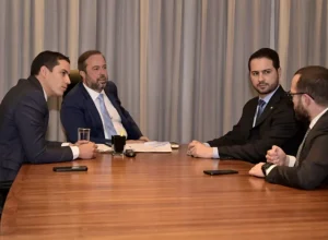 Ministro de Minas e Energia, Alexandre Silveira, e deputado Paulo Litro (PSD) durante reunião para debater sobre o apagão que atingiu o país nessa semana