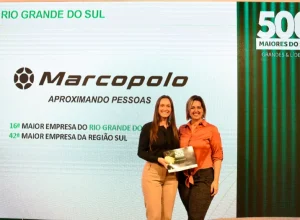 Daiane Schütz Bublitz, analista de comunicação de Marketing da Marcopolo, recebe a premiação Crédito da imagem: Divulgação Marcopolo
