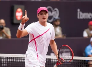 Joao Fonseca joga o Rio Open 2025 (Divulgação/Fotojump)