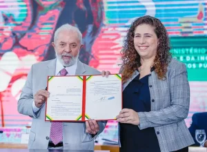 Presidente da República, Luiz Inácio Lula da Silva, durante a apresentação e coletiva de imprensa sobre o Programa de Democratização dos Imóveis da União, com a Ministra da Gestão e da Inovação em Serviços Públicos, Esther Dweck. Palácio do Planalto - Brasília - DF. Foto: Ricardo Stuckert / PR