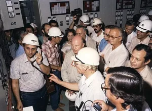 Foto do momento em que José Pereira do Nascimento está ligando as máquinas: Arquivo Itaipu