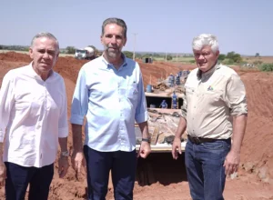 Vistoria das obras na voçoroca. Da esq. para a dir: presidente do Comafen, Zé Maria; diretor-geral brasileiro da Itaipu, Enio Verri; e diretor de Coordenação da Itaipu, Carlos Carboni.