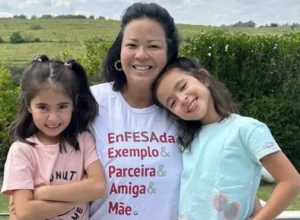 Foto (Thayanie Ujino, managing partner da FESA Group, e as filhas gêmeas)