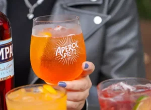 Bares de Curitiba promovem Open day de Aperol Spritz - Cred Iuri Poletti