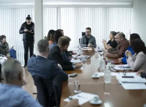 CAMARA DISCUTE AUMENTO SALÁRIOS SERVIDORES