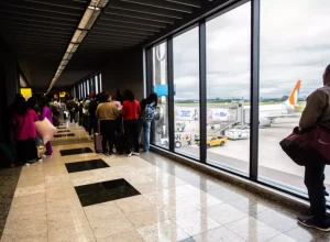 Passageiros aguardando para embarcar no Aeroporto Internacional Afonso Pena Divulgação/CCR Aeroportos