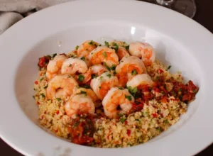 _Camaroes-a-provencal-e-uma-das-tres-opcoes-de-prato-principal-para-os-clientes-escolherem.