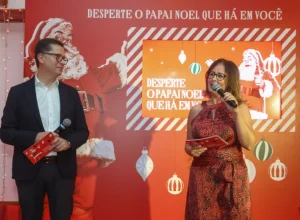 A Coca-Cola, o iFood e a maior ONG de combate à fome no Brasil, Ação da Cidadania, anunciam pelo segundo ano consecutivo aliança para promover o aumento de doações para a campanha Natal Sem Fome, criada por Herbert de Souza, o Betinho, que há 30 anos distribui alimentos para pessoas em situação de vulnerabilidade social. Renovada por mais um ano, a ação de Match Funding funciona junto aos consumidores, visando impulsionar a cultura de doação no país. Neste sentido, qualquer pessoa que contribuir para a campanha Natal Sem Fome, seja na plataforma do iFood ou no site da Ação da Cidadania, de 4 a 25 de dezembro, terá o valor de sua colaboração dobrada. A expectativa é que sejam doadas o equivalente a 4 milhões de refeições somente este ano, impactando aproximadamente 80 mil famílias. "A solidariedade deve existir durante todo ano, mas sabemos o quanto as pessoas são tocadas por esse sentimento no Natal. E, como marca, a Coca-Cola tem um grande poder convocatório de chamar os consumidores a compartilhar este momento e descobrir o Papai Noel que existe dentro delas”, explica Katielle Haffner, Head de Relações Corporativas e ESG da Coca-Cola Brasil. “Estamos muito felizes de ter o iFood mais um ano como aliado nesta ação natalina, fomentando a cultura de doação no Brasil”, finaliza a executiva. A renovação da parceria, que é uma das vertentes da campanha de Natal da Coca-Cola, “Desperte o Papai Noel que há em você”, foi anunciada em um jantar no Altar Cozinha Ancestral, restaurante que tem à frente a chef Carmen Virgínia, embaixadora do programa Coca-Cola dá um Gás no Seu Negócio*. Danielle Sá, coordenadora de Responsabilidade Socioambiental do iFood, também reforçou a importância de ações coletivas como esta: "No iFood, temos o propósito de alimentar o futuro do mundo. O apoio de cada um é importante para seguirmos com nossa missão e contribuir cada vez mais para cessar a fome de pessoas em situação de vulnerabilidade social durante uma época tão emblemática como o Natal. Ficamos felizes em disponibilizar nossa plataforma para uma causa tão relevante”, orgulha-se. AÇÃO CONHECIDA COMO CARAVANA SOCIAL COMEÇA AGORA Inspiradas pela Caravana de Natal da Coca-Cola, que percorre o Brasil, o Sistema Coca-Cola convida o público a se juntar neste movimento de solidariedade, chamado de Caravana Social que, por meio das mais de 40 Instituições parcerias da Ação da Cidadania, levam cestas básicas para quem precisa em todo território nacional. “É possível fazer a diferença na vida de quem não tem nada. Em cada casa que o alimento chega, uma família ganha mais um motivo para sorrir e continuar. Gostaria que essa mensagem chegasse ao maior número de pessoas possível, para que nossas doações aumentem, porque o número de pessoas com fome aumentou”, destaca Rodrigo "Kiko" Afonso, diretor-executivo da Ação da Cidadania. Nos últimos dois anos (2021 e 2022), a ação da Caravana Social doou mais de 13 milhões de refeições, alcançando 260 mil famílias. Para fazer aumentar esta rede de solidariedade com uma doação, basta os consumidores entrarem no site Natal Sem Fome da Ação da Cidadania ou no app do iFood. Na plataforma, os consumidores podem contribuir de duas maneiras: na finalização do seu pedido, escolhendo valores sugeridos ou diretamente na área de doações, desvinculada a qualquer compra. Para colaborar com a campanha, é só seguir estes passos: Abra o aplicativo do iFood; Entre no “Perfil”, no canto inferior direito da tela; Role a tela até chegar em “Doações”; Clique em “Doe para o Natal sem Fome”; Escolha o valor e a forma de pagamento, clique no botão “Enviar Doação” e participe! OUTRAS AÇÕES DE NATAL DA COCA-COLA O clima natalino não para pôr aí: sendo o Natal um período de tradição para empresa, que está presente em tantas mesas ao redor do mundo nesta celebração, a Coca-Cola conta ainda com outras ações para celebrar a data. Entre elas estão: Campanha ‘Desperte o Papai Noel que há em você’: além do filme publicitário, conta com ações para exaltar as pessoas que espalham atos de bondade e celebram o espírito do Papai Noel. Caravanas de Natal: icônico, os famosos caminhões enfeitados estão circulando por dezenas de cidades brasileiras e encantando a todos, despertando a magia do Natal. Para saber mais, basta acessar o site cocacolabrasil.com.br. Árvore de Natal do Shopping Parque Vila Lobos, em São Paulo: Além de uma decoração linda, a árvore funcionará como um ponto de arrecadação de alimentos. Entretenimento e IA: no streaming Amazon Prime, dia 8/12, estreiam ambos os curtas metragens “HoHo Hest” e “The Note”. E no digital, uma nova experiência interativa onde os consumidores poderão criar cartões de Natal por meio da inteligência artificial. Basta acessar o site creater magic e usar a criatividade! Fale Com o Papai Noel: este ano também o projeto ‘Fale Com o Papai Noel’ teve apoio de Inteligência Artificial para criar uma experiência memorável para todos que compartilham do Espírito do Natal. As pessoas podem ter uma conversa em tempo real com o Papai Noel, que irá conversar com elas e responder perguntas usando Inteligência Artificial. Já está disponível em 22 mercados na América Latina e os consumidores poderão acessar a experiência online ou escaneando códigos nas embalagens, sendo direcioná-los para a experiência. *Programa Coca-Cola dá um gás no seu negócio: O programa conta com um HUB de capacitação gratuita, que visa contribuir com pequenos empreendedores do país. SOBRE A COCA-COLA BRASIL O Sistema Coca-Cola Brasil atua em cinco grupos de bebidas — colas, sabores, hidratação, nutrição e emergentes — com uma linha de mais de 200 produtos, entre sabores regulares e versões sem açúcar ou de baixa caloria. Composto por sete grupos de fabricantes franqueados, o Instituto Coca-Cola Brasil, mais Verde Campo e a parceria com Leão Alimentos e Bebidas, o Sistema emprega diretamente 56,6 mil funcionários. A empresa aposta em inovação para ampliar seu portfólio e atingir o objetivo de destinar corretamente o equivalente a 100% de suas embalagens até 2030. A Coca-Cola Brasil trabalha para oferecer cada vez mais opções com menos açúcar adicionado e no incentivo a iniciativas que melhorem o desenvolvimento econômico e social das comunidades onde atua. SOBRE IFOOD O iFood é uma empresa brasileira de tecnologia, que aproxima clientes, restaurantes e entregadores de forma simples e prática. O iFood tem o propósito de alimentar o futuro do Brasil e do mundo, transformando a sociedade por meio da educação e da tecnologia, da segurança alimentar, da inclusão e com um impacto socioambiental positivo. Com mais de 70 milhões de pedidos mensais, o iFood atua com inteligência de negócio e soluções de gestão para promover e desenvolver um ecossistema de mais de 300 mil estabelecimentos cadastrados, 200 mil entregadores conectados em mais de 1700 cidades em todo o Brasil. Há 11 anos no mercado, a empresa vai além do food delivery e cresce também em negócios de Mercado, Fintech e Benefícios, unindo tecnologia e conveniência na entrega de soluções aos parceiros. O iFood conta com um importante investidor também brasileiro, a Movile. Para mais informações sobre o iFood, suas novidades e a nossa fome de alimentar o mundo, acesse o iFood News. SOBRE A AÇÃO DA CIDADANIA A Ação da Cidadania foi fundada há 30 anos pelo sociólogo Herbert de Souza, o Betinho, com o intuito de combater a fome e a desigualdade socioeconômica em nosso país e ajudar os mais de 32 milhões de brasileiros vivendo abaixo da linha da pobreza naquele ano de 1993. Desde a sua criação, a ONG deu início a uma série de iniciativas, sendo o Natal Sem Fome a mais célebre delas, também considerada a maior campanha solidária de arrecadação de alimentos da América Latina. Em 2021, a organização iniciou as campanhas Brasil Sem Fome, que distribui cestas básicas por todo o país durante o ano, e a Emergências, que envia alimentos, eletrodomésticos, kits de higiene e limpeza para estados afetados por catástrofes e desastres naturais. Em 2022, a ONG criou a Rede de Alimentação Solidária para visibilizar e dar suporte aos Bancos de Alimentos, Despensas e Cozinhas Comunitárias atuantes no Brasil. A Ação da Cidadania também atua fortemente na área de Advocacy, como forma de garantir o desenvolvimento e fortalecimento das políticas públicas estaduais e nacionais de Segurança Alimentar e Nutricional.