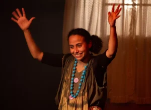 Enquanto a chuva cai (Release SãoJo em Cena) - Créditos: Allan Capdehourat.