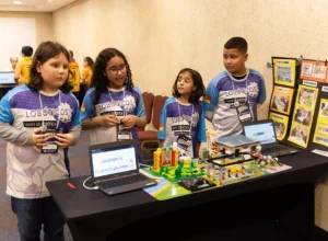 O propósito do programa é fomentar o desenvolvimento dos estudantes da rede pública nas áreas STEM, que englobam ciência, tecnologia, engenharia e matemática Créditos: divulgação/FIRST® LEGO® League