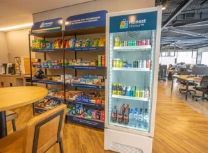 Na imagem, um minimercado da Honest Market Brasil instalado em um escritório. Tieri