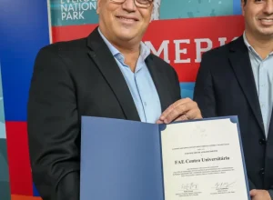 Reitor da FAE, Jorge Siarcos, com os agradecimentos do consulado. Valterci Santos.