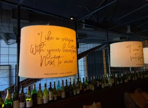 O clássico "Like a Virgin", da Madonna, registrado em uma luminária do UpStairs. Otávio Lucca.