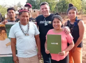 Daniela Acosta (com o documento em mãos): segunda indígena a se formar na aldeia Marangatu, de Guaíra