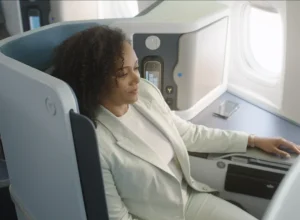Divulgação KLM Novos assentos foram projetados com base em uma extensa pesquisa com clientes e oferecem mais espaço e conforto