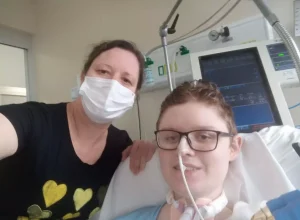 Ariane Patrzyk mora há 70 dias na UTI com o filho Nathan, que sofre de doença rara chamada Distrofia Muscular de Duchenne Créditos: Arquivo pessoal