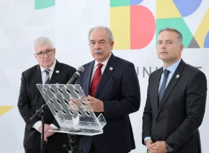 Presidente-do-Grupo-EPR-Jose-Carlos-Cassaniga-esq-ao-lado-do-presidente-do-BNDES-Aloizio-Mercadante-centro-e-do-ministro-dos-Transportes-Renan-Filho-dir-durante-coletiva-de-imprensa