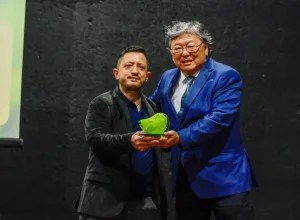 Representante da Toyota recebe o Troféu Fotos: Mafalda Press.