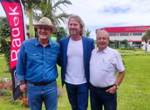 Legenda: Ministro Carlos Fávaro (Agricultura e Pecuária), deputado federal Zeca Dirceu (PT-PR) e o presidente da Coopavel, Dilvo Grolli. Foto: Divulgação Ascom ZD. Na atual safra agrícola, o governo federal já oportunizou aos produtores paranaenses a contratação de quase 200 mil projetos de crédito rural, que somam cerca de R$ 50 bilhões. Destes, 81,86 mil contratos resultaram no repasse de R$ 40,99 bilhões em créditos concedidos ao agronegócio e outros R$ 8,20 bilhões para a agricultura familiar, neste caso por meio de 112 mil contratos do Programa Nacional de Fortalecimento da Agricultura Familiar (Pronaf) no estado. A carteira de crédito rural operacionalizada pelo Banco do Brasil, voltada ao agronegócio e à agricultura familiar na atual safra, já superou R$ 30 bilhões. De acordo com dados da instituição, foram desembolsados mais de R$ 12 bilhões em 55 mil operações de crédito para 30 mil clientes de 394 municípios paranaenses, ou seja, 98,7% do estado. “Também estamos diante do maior plano safra da história do país, com a disponibilização de mais de R$ 364 bilhões em crédito rural para todo o Brasil e focando ainda em investimentos estruturantes, como a construção de armazéns e a recuperação de pastagens degradadas”, explica Zeca Dirceu. A Caixa Econômica Federal (CEF), desde janeiro de 2023, financiou R$ 2,81 bilhões em projetos de Crédito Rural para o estado do Paraná. Foram atendidos 1.593 produtores rurais entre pequenos, médios e grandes, por meio de 2.888 contratos, que resultaram em mais de R$ 1,5 bi de financiamento de custeio do ciclo produtivo e investimento em infraestrutura agropecuária. A Caixa oferta, no Plano Safra 2023/2024, R$ 35 bilhões em crédito para produtores rurais de todo o país, de diferentes enquadramentos, além de propiciar repasses para agroindústrias e cooperativas do setor produtivo nacional, com condições de crédito mais vantajosas e de maior rentabilidade para a colheita. Reflexos do desempenho nacional No balanço das exportações nacionais dos primeiros 10 meses de 2023, o desempenho do país também representou uma conquista recorde e o Paraná se beneficiou diretamente desses indicadores. O Brasil registrou uma arrecadação de US$ 167 bilhões em receitas decorrentes das exportações, 5% a mais que em 2022. Os países asiáticos compraram US$ 89,14 bilhões em produtos brasileiros, seguidos da União Europeia, que deixaram aqui US$ 21,57 bi. Destaque para a China, que absorveu US$ 60,24 bilhões do volume de recursos gerados pelas exportações brasileiras. “Como resultado de sua política internacional de respeito e reciprocidade, o governo abriu 78 novos mercados em 39 países de 5 continentes. Vale lembrar que o Paraná se beneficia dessa balança comercial favorável”, diz Zeca. “Aguardamos com ansiedade e muita confiança o anúncio da China de habilitação de novos frigoríficos, incluindo 6 plantas industriais paranaenses, para a venda de carnes de frango e bovina para o país asiático”, ressalta. Recuperação de áreas degradadas O Oeste do Paraná é um pólo de excelência estadual do agronegócio e abriga a empresa líder mundial na geração de energia limpa e renovável. Um dos grandes programas sócioambientais da hidrelétrica é o “Itaipu Mais que Energia”, que pactua com todos os 399 municípios paranaenses e outros 35 do Mato Grosso do Sul compromissos e investimentos em projetos de sustentabilidade e de estímulo à geração de energia renovável da ordem de R$ 930 bilhões. Uma média de R$ 2 milhões em repasse por município. Ainda com foco na valorização da produção sustentável, o deputado Zeca Dirceu destaca a criação, em 2023, do Programa Nacional de Conversão de Pastagens Degradadas. O governo do Presidente Lula estabeleceu a meta de converter 40 milhões de hectares de pastagens degradadas em áreas agricultáveis ao longo de 10 anos, investindo em torno de US$ 120 bilhões, que se somam aos R$ 983,4 milhões do orçamento da Empresa Brasileira de Pesquisa Agropecuária (Embrapa) no Novo PAC. Recursos destinados à promoção da competitividade científica e tecnológica do agro brasileiro. Por fim, com vistas ao estímulo para reduzir os custos de produção e a dependência externa do Brasil em fertilizantes, o Governo Lula estabeleceu a meta de aumentar a produção nacional de fertilizantes em 18% até 2026. “A tão sonhada reabertura da Fábrica de Fertilizantes Nitrogenados (Fafen) do Paraná, na Região Metropolitana de Curitiba (RMC), tem lugar de destaque nos planos de apoio, atenção e reconhecimento da importância da agropecuária pelo Presidente Lula”, finaliza Zeca Dirceu.