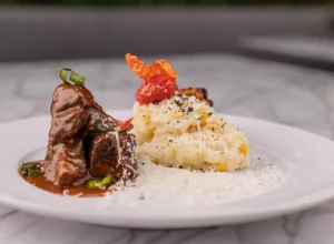 Goulash de cordeiro com risoto de milho verde Munir Bucair Filho