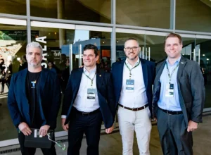 (Crédito: Rafael Fifito / CS Eventos) André Miceli (CEO da MIT Technology Review Brasil), Sérgio Moro, Hudson Mendonça (CEO do Energy Summit)