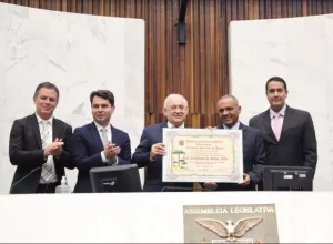 EMPRESÁRIO FUNDADOR DA ESCOLA MERCEDES STRESSER É CIDADÃO HONORÁRIO DO PARANÁ