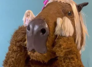 Capibarbie vai receber público na estreia do filme Barbie no Cine Passeio de Curitiba. Foto: @kapivaracomk/@atelieminiart