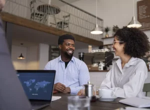 colegas-trabalhando-juntos-no-projeto (2)