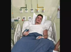 Mateus , após a cirurgia para extrair a bala foto reprodução