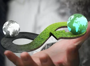 Curitiba é a cidade mais sustentável da América Latina, conforme o ranking Cidades Sustentáveis, e várias das empreas com sede na capital paranaense e região se destacam por suas ações inspiradoras no campo da preservação ambiental. Elas contribuem, ainda, com a manutenção do Paraná na liderança no índice de sustentabilidade entre todos os estados do Brasil. Entre as prioridades dos modelos de negócios estão a preocupação, por exemplo, com os cuidados contra o desperdício de água, descarte adequado de resíduos e emissão de CO2, temas em vasta discussão pelo mundo. “Neste ano de 2024, as ações de sustentabilidade devem ganhar ainda mais destaque”, avalia o Carlos Polakowski, superintendente de Planta da Elis, empresa de gestão e higienização de têxteis associada à Câmara de Comércio Brasil-Alemanha (AHK Paraná). A empresa é francesa e está presente em 29 países da Europa e América Latina, incluindo 20 estados do Brasil. A planta de São José dos Pinhais, na Região Metropolitana de Curitiba, conta com 200 colaboradores e atende a 700 clientes. A Elis realiza a higienização e desinfecção de têxteis, como uniformes profissionais, toalhas, tapetes, lençóis, guardanapos, entre outros, para hospitais, hoteis, salões de beleza, frigoríficos e demais indústrias de comércio e serviço, com aposta na economia circular, explica Polakowski. “Por conta de todo o processo de economia circular no qual estamos inseridos, lavamos os uniformes, os têxteis, de forma racional no nosso processo de higienização. É um ponto de preocupação há muito tempo, assim como a geração de energia térmica e o reuso dos têxteis no final da vida útil”, afirma o superintendente. Segundo ele, a segurança do processo garante e estende a sustentabilidade ao cliente. “Nosso processo consome menos da metade da água que em um processo doméstico. Então, imagine uma indústria com 100 pessoas, que levam uniformes para lavar em casa? A redução de consumo de água é gigante”, revela. Outro ponto a destacar, conta Polakowski, é o uso da toalha contínua, instalada nos lavatórios, para enxugar as mãos, na comparação com o consumo de papel toalha descartável. “Ela reduz a emissão de CO2 em até 29%. E, em 2023, com um fornecedor parceiro, iniciamos um projeto de destinação de têxteis ao final da vida útil. Transformamos esse material em cobertores ‘corta febre’. Esses são alguns exemplos de sustentabilidade com efeito direto no meio ambiente e que são baseados na economia circular”. Referência em sustentabilidade Em Balsa Nova, também na região de Curitiba, a empresa de fabricação, recuperação e disposição de embalagens e peças Tecnotam, associada à AHK Paraná, se tornou uma referência em sustentabilidade ao receber o Selo Clima Paraná. A certificação é concedida a empresas e instituições que demonstram comprometimento e excelência em práticas ambientais sustentáveis, contribuindo para a preservação dos recursos naturais e para a construção de um futuro mais sustentável. “Nos destacamos como uma referência não apenas em nosso setor, mas também como um exemplo inspirador de como as empresas podem desempenhar um papel fundamental na construção de um mundo mais sustentável”, afirma o especialista em sustentabilidade da Tecnotam, Jefferson Straub Duarte. O executivo explica que todos os pontos de geração de emissões atmosféricas da Tecnotam são monitorados por laboratórios homologados pelo órgão ambiental IAT – Instituto Água e Terra e na frequência estipulada pela legislação. Os resultados, diz ele, são inseridos no sistema de Declarações de Emissões Atmosféricas (DEA) do IAT. Com a certificação de seu Sistema de Gestão Ambiental, conforme a norma internacional ISO 14001 versão 2015, a Tecnotam vem melhorando continuamente os processos produtivos, para aumentar a produtividade e economizar os recursos naturais, como água, energia elétrica, GLP, lenha etc., pontua Duarte. “Cada ponto de consumo no processo produtivo é monitorado diariamente, gerando indicadores de desempenho e metas para o gestor da área responsável”. A Tecnotam participa do programa desde 2016, apresentando voluntariamente a Declaração de Emissões de gases de efeito estufa para a Secretaria de Estado de Desenvolvimento Sustentável e do Turismo (Sedest). Sobre a AHK Paraná – Estimular a economia de mercado por meio da promoção do intercâmbio de investimentos, comércio e serviços entre a Alemanha e o Brasil, além de promover a cooperação regional e global entre os blocos econômicos. Esta é a missão da Câmara de Comércio e Indústria Brasil-Alemanha (AHK Paraná), entidade atualmente dirigida pelo Conselheiro de Administração e Cônsul Honorário da Alemanha em Curitiba, Andreas F. H. Hoffrichter.