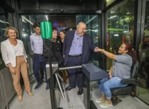 __greca cumprimenta cobradora