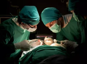 A equipe optou por um implante por cateter, técnica em que a prótese é conduzida por dentro dos vasos sanguíneos até o coração, sem cortes grandes Crédito: Envato