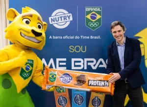 Jan Handel, CEO da Nutrimental, e o mascote do Brasil Ginga
