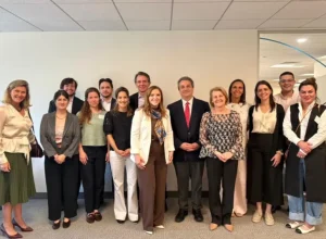 Márcia Huçulak e Leandre Dal Ponte com equipe do BID em Washington. (Foto: Divulgação.)