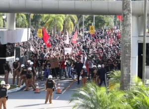 Momento em que professores invadem portão de acesso ao pátio da Alep foto Orlando Kissner-Alep