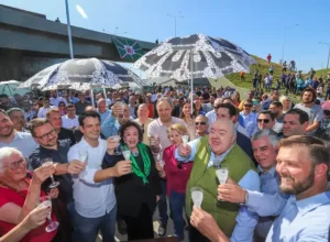 Um brinde com gengibirra marcou a entrega das 12 pistas