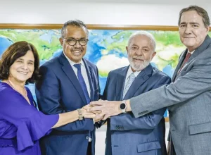 A ministra da Sa´úde, Nísia Trinidade, o diretor-geral da OMS, Tedros Adhanom, o presidente Lula e o diretor da Organização Pan-Americana da Saúde (Opas), Jarbas Barbosa - Foto: Ricardo Stuckert / PR